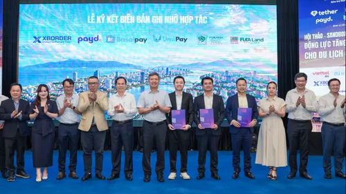 Các chuyên gia thảo luận bên lề hội thảo. Ảnh: XUÂN QUỲNH