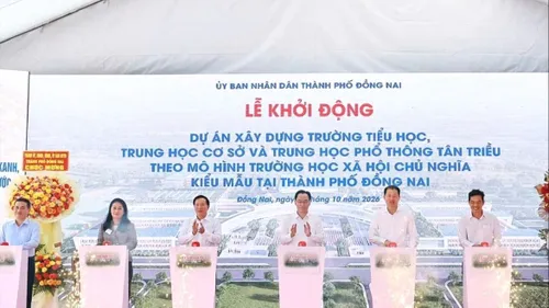 Các đại biểu bấm nút khởi động dự án Trường tiểu học – THCS – THPT Tân Triều