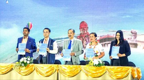 Khách tham quan và đại biểu tìm hiểu, trao đổi thông tin tại các gian hàng giới thiệu sản phẩm. Ảnh: XUÂN QUỲNH