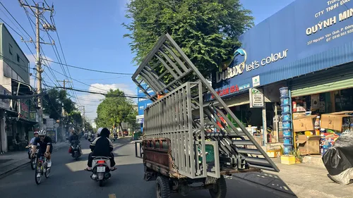 Xe ba gác chở hàng cồng kềnh trên đường Nguyễn Văn Quá