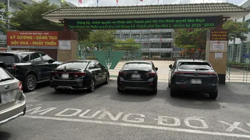 Ô tô đậu chắn cổng trường