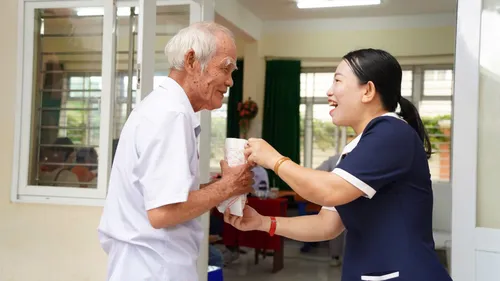 Bánh mì nóng tiếp sức người dân khám sức khỏe