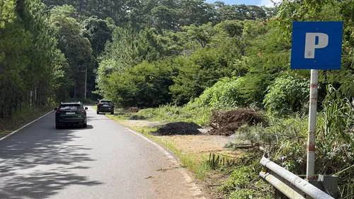 Nơi đậu xe trên đèo trở thành điểm đổ chất thải