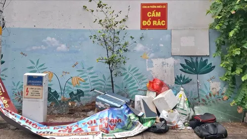 Rác chất đống dưới biển “Cấm”