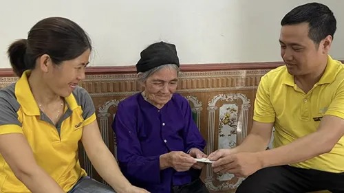 Nhân viên bưu điện chi trả lương hưu cho người hưởng. Ảnh: Vietnam Post