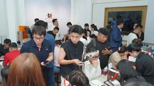 Khách hànng mua iPhone 18 tâi Minh Tuấn Mobile ngày mở bán.