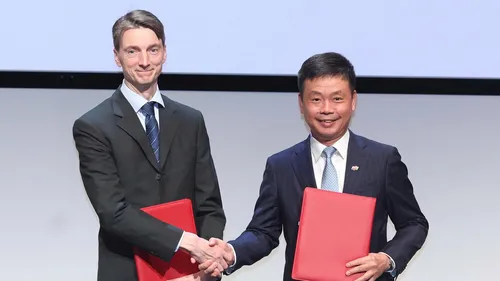 Giáo sư Joachim Mathiesen và ông Phạm Minh Tuấn trao biên bản hợp tác.
