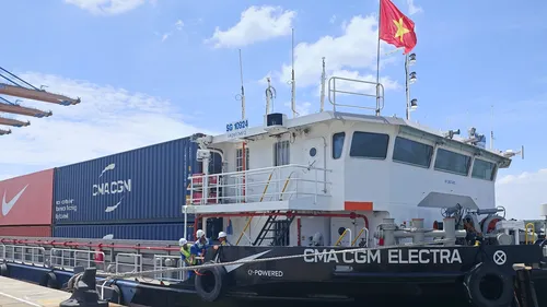 Sà lan điện vận chuyển container tại Gemalink đã được đưa vào vận hành