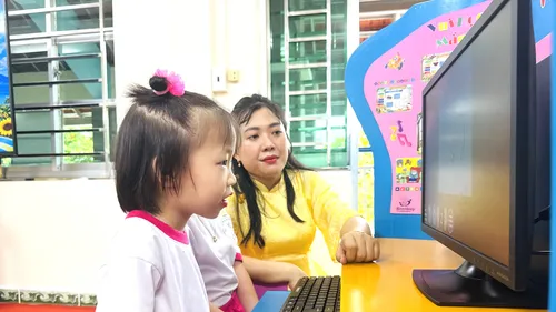 Giáo viên và học sinh Trường Mần non Hướng Dương phấn khởi vì có máy tính hỗ trợ cho việc giảng dạy và học tập.