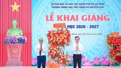 Đồng chí Đặng Minh Thông, Phó Bí thư Thành ủy TPHCM tặng hoa chúc mừng Trường THPT Võ Nguyên Giáp
