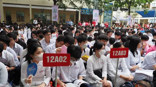 Học sinh cấp THPT tham gia hoạt động ở sân trường. Ảnh minh họa