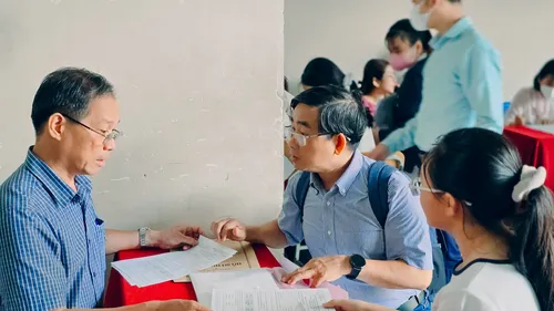 Phụ huynh và học sinh Trường THPT Nguyễn Hữu Thọ (phường Xóm Chiếu) tìm hiểu về tổ hợp môn học lớp 10 vào đầu năm học 2026-2027