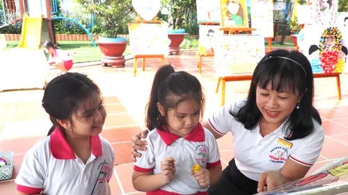 Học sinh Trường Mầm non Hương Sen (phường Đức Nhuận, TPHCM) tham gia hoạt động phát triển năng khiếu. Ảnh minh họa.