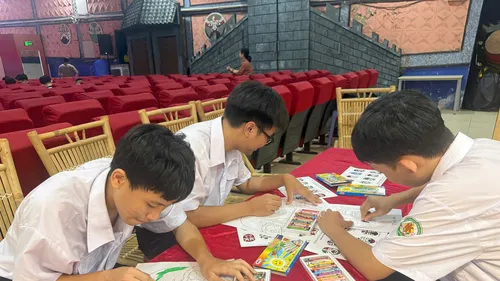 Học sinh Trường THPT Nguyễn Khuyến (phường Hòa Hưng) tìm hiểu về nghệ thuật hát bội