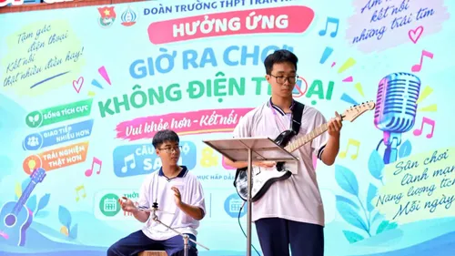 Học sinh Trường THPT Trần Khai Nguyên (phường An Đông) tham gia hoạt động văn nghệ vào giờ ra chơi không điện thoại
