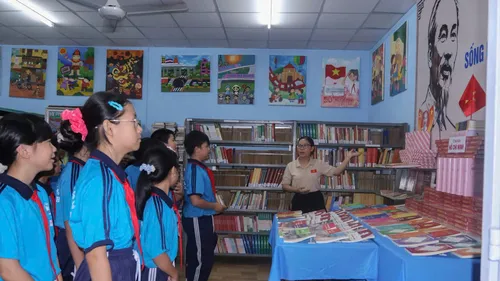 Học sinh Trường THCS Trương Công Định (phường Gia Định) tham quan học tập tại Thư viện Gia Định