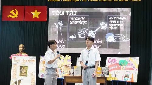 Học sinh tham gia tiểu phẩm minh họa tác phẩm "Sống mòn" của nhà văn Nam Cao tại hoạt động ngoại khóa "Lan tỏa văn hóa đọc - Nơi trang sách cất lời" do Tổ Ngữ văn, Trường THPT chuyên Lê Hồng Phong tổ chức