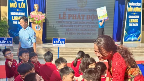 Học sinh Trường THCS Bình Trưng (phường Bình Trưng) vui mừng gặp lại cô hiệu trưởng cũ