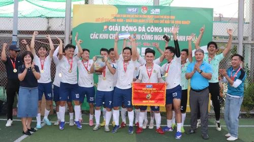 Niềm vui của các cầu thủ đội vô địch giải đấu. Ảnh: THÁI PHƯƠNG