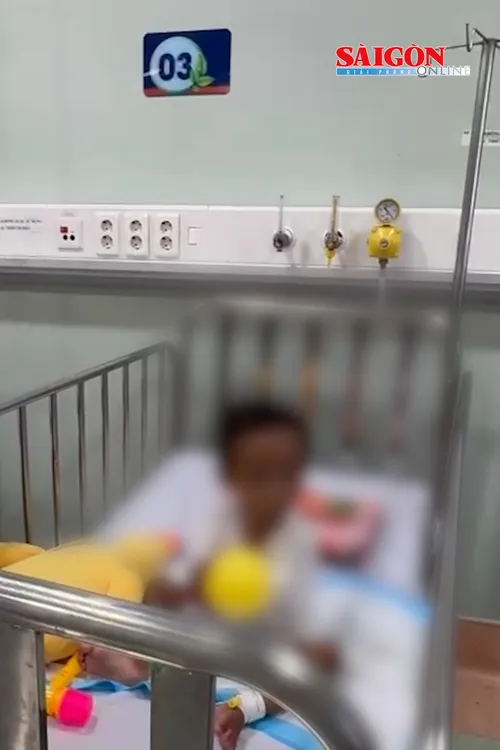 Vụ bé 2 tuổi bị bạo hành: Thời điểm nhập viện Bệnh viện Nhi đồng 1 TPHCM, bé được chẩn đoán suy hô hấp, dập gan, dập lách, đứt tụy, tổn thương thận, gãy cũ xương cẳng tay trái… Ngày 6-5, bé đã ăn uống bình thường, bớt sợ hãi.