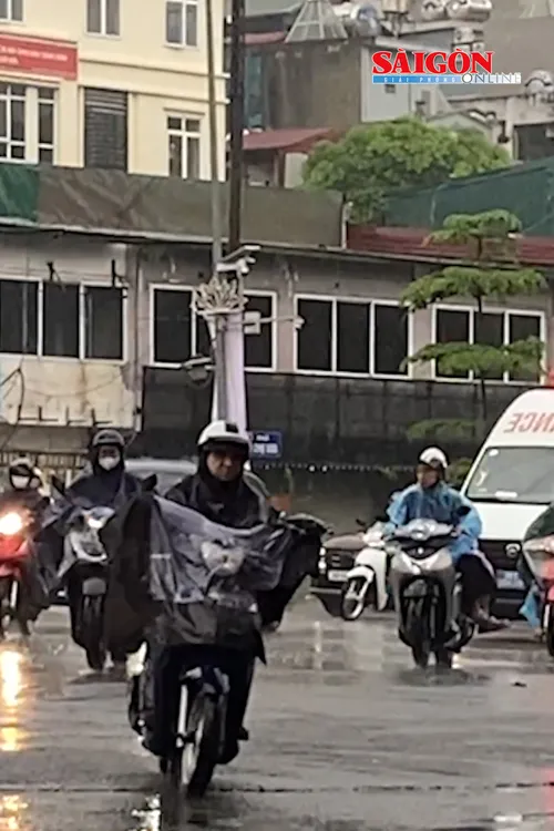 Theo Trung tâm Dự báo Khí tượng Thủy văn Quốc gia, trong ngày và đêm 13-7, mưa rào và dông tiếp diễn tại nhiều khu vực trên cả nước, tập trung từ Thanh Hóa đến TP. Huế, cao nguyên Trung bộ và Nam bộ.