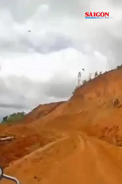 Tỉnh Lâm Đồng khuyến cáo người dân không đi qua đèo Gia Bắc do mặt đường trơn trượt, sình lầy, nguy cơ mất an toàn giao thông cao khi phía còn lại là vực sâu chưa có hộ lan.