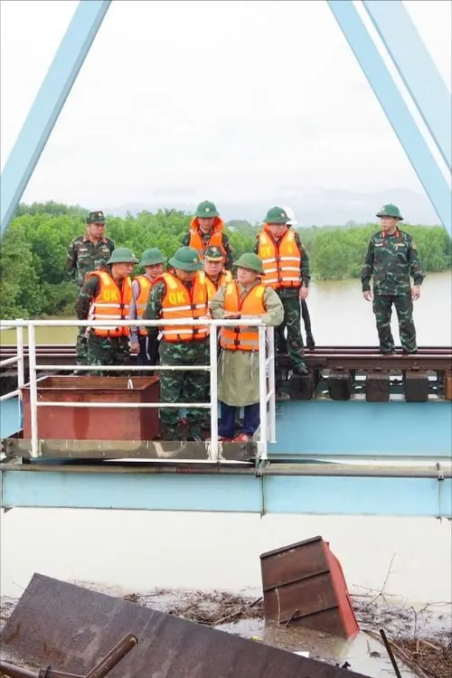 Trục vớt sà lan mắc kẹt tại chân cầu đường sắt ở Quảng Trị