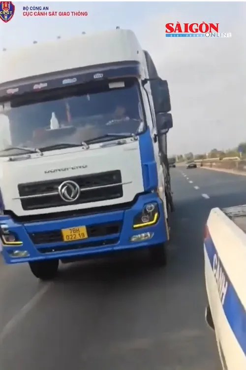 Ngày 15-5, Trung tá Hoàng Thế Anh, Trạm trưởng Trạm CSGT Ninh Hòa, Phòng CSGT Công an tỉnh Khánh Hòa cho biết, đơn vị đã lập biên bản xử lý đối với một tài xế (26 tuổi, trú xã Vân Hòa, tỉnh Đắk Lắk) về nhiều hành vi vi phạm trật tự an toàn giao thông