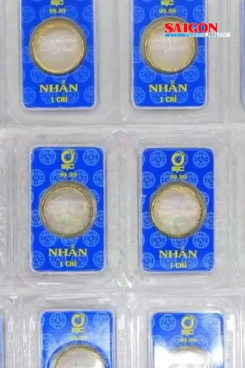 Giá vàng trong nước sáng 15-5 tiếp tục giảm vì giá vàng thế giới lùi về sát mức 4.600 USD/ounce.