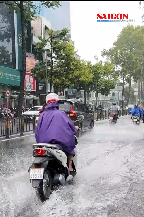 Chiều 18-5, cơn mưa lớn kéo dài trên diện rộng tại TPHCM đã khiến nhiều tuyến đường rơi vào tình trạng ùn ứ giao thông, ngập nước cục bộ, người dân di chuyển khó khăn trong giờ tan tầm.