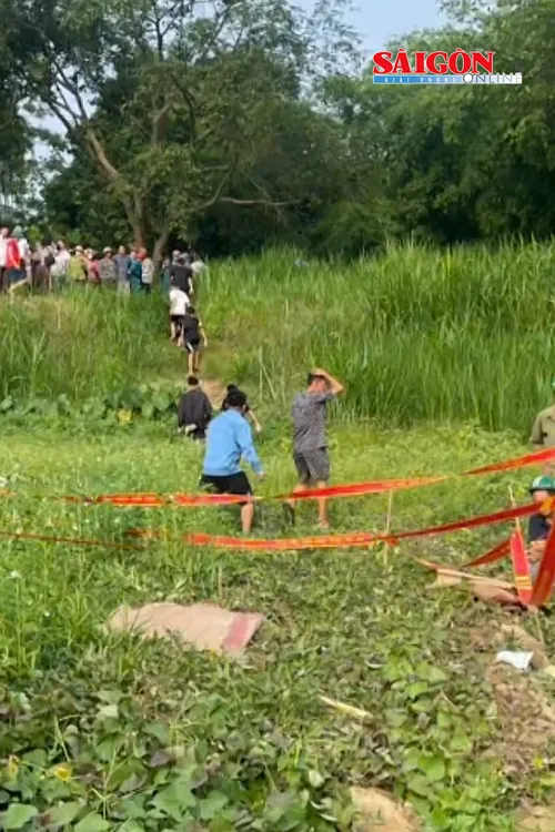 Chiều 18-5, một nhóm cháu nhỏ (sinh năm 2012, 2013; ở xã Sông Lô, tỉnh Phú Thọ) rủ nhau đi bẫy chim, tắm sông tại. Sau đó, 5 cháu bị ngã xuống sông đuối nước, tử vong.