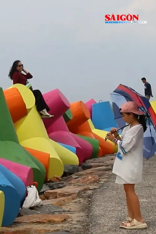 "Áo mới" rực rỡ cho bãi đá Ông Địa, Mũi Né