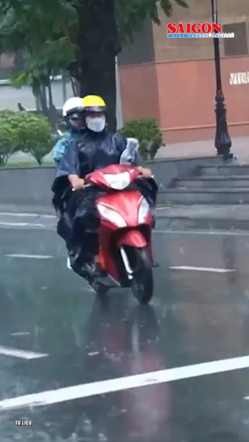 Triều cường tại TPHCM đang xuống nhưng vẫn ở mức trên dưới báo động 3