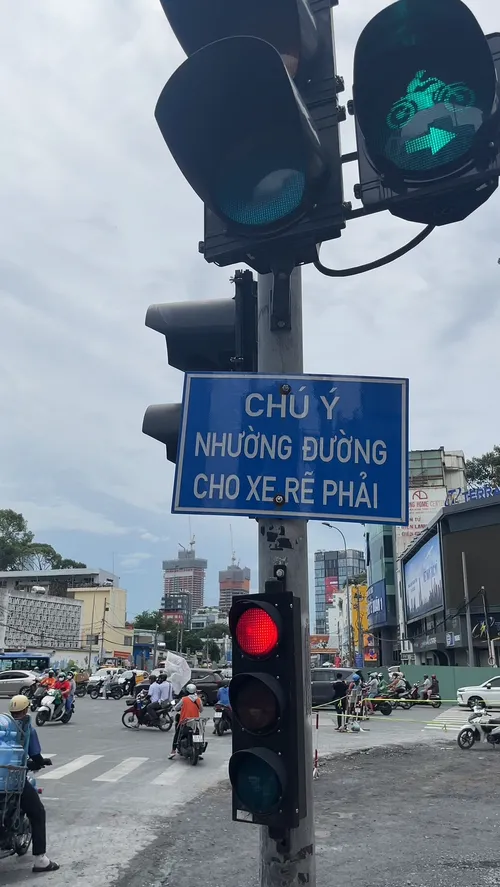 Chưa tháo dỡ biển báo khiến nhiều người rẽ sai vào đường Nguyễn Thị Minh Khai (đoạn 1 chiều)