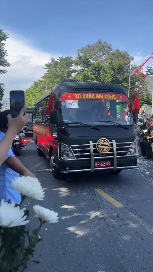 Người dân TPHCM gửi lời chúc tiễn đưa các Anh hùng liệt sĩ