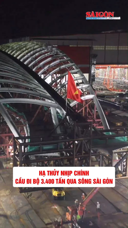 Tận dụng dòng thủy triều để hạ thủy nhịp chính cầu đi bộ 3.400 tấn qua sông Sài Gòn