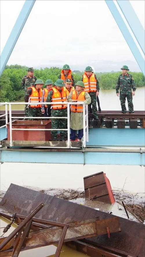 Trục vớt sà lan mắc kẹt tại chân cầu đường sắt ở Quảng Trị