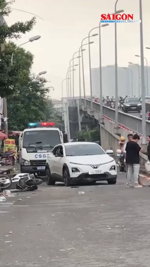 Hiện trường ô tô điện hất văng bàn nhậu trước quán, cùng nhiều xe máy dưới chân cầu Chữ Y