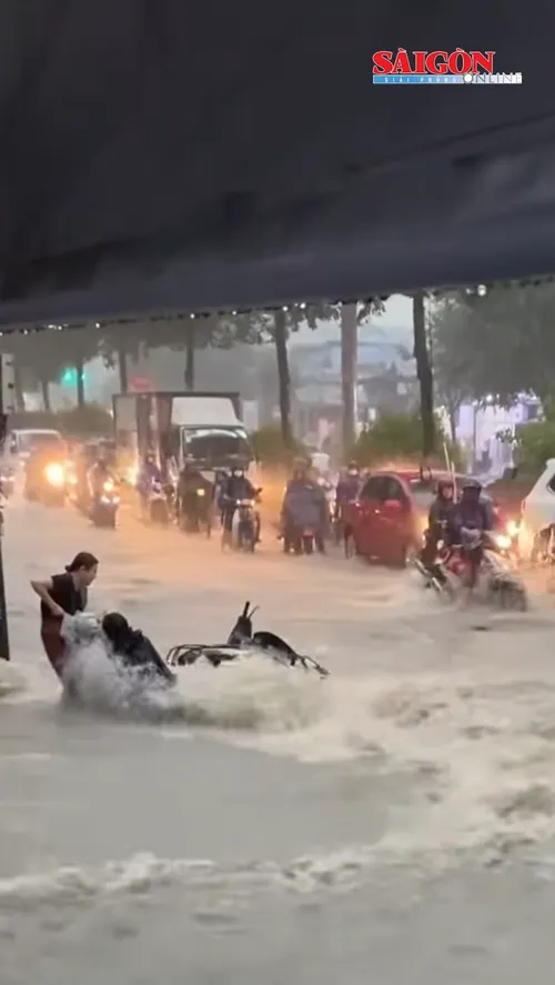 Đồng Nai: Mưa lớn, nhiều tuyến đường ngập sâu, người đi xe máy té ngã