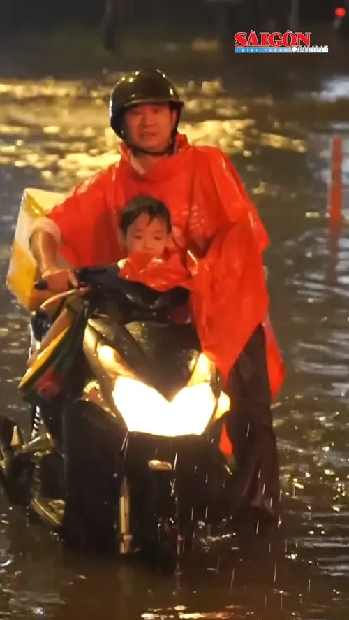 TPHCM: Mưa lớn giờ tan tầm, đường Hồ Học Lãm ngập sâu