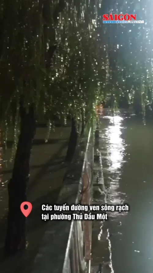 Tối 1-10, kẹt xe, ngập nước, giao thông tại nhiều tuyến đường TPHCM gặp khó khăn