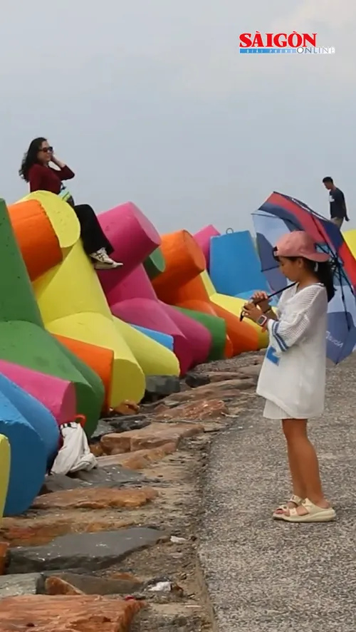 "Áo mới" rực rỡ cho bãi đá Ông Địa, Mũi Né