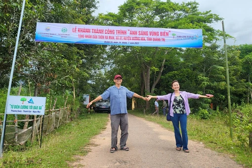 Ông Lê Ngọc Hùng và bà Nguyễn Thanh Vân tại lễ khánh thành công trình Ánh sáng vùng biên ở Quảng Trị năm 2023