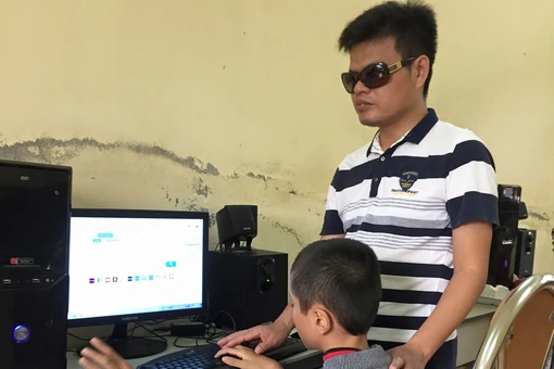 Thầy Cường dạy tin học cho trẻ khiếm thị tại trường