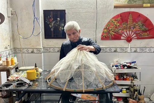 Nghệ nhân Võ Ngọc Hùng mày mò sáng tạo ra những chiếc nón độc đáo từ xương lá bàng 