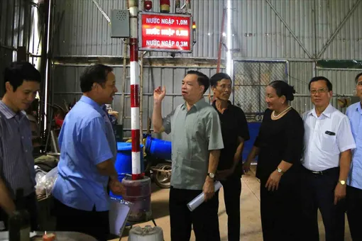 Đại diện Hội Khuyến học Việt Nam và chính quyền địa phương tham quan công trình "Cột cảnh báo nước dâng, nước lũ bằng tín hiệu và pháo hiệu" 