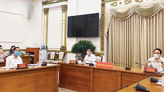 Phó Bí thư Thường trực Thành ủy TPHCM Trần Lưu Quang và Chủ tịch UBND TPHCM Nguyễn Thành Phong chủ trì cuộc họp giao ban. Ảnh: TTBC TPHCM