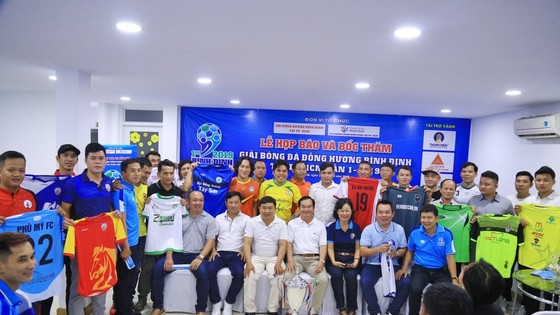 Đại diện các đội chụp ảnh lưu niệm cùng BTC, các nhà tài trợ tại buổi họp bốc thăm. Ảnh: Anh Trần