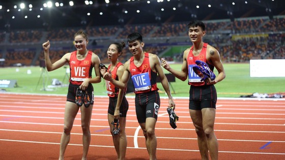 Tổ chạy 4x400m tiếp sức hỗn hợp đoạt HCV ngoạn mục. Ảnh: DŨNG PHƯƠNG