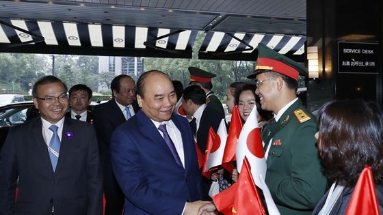 Staff of the Vietnamese Embassy welcome Prime Minister Nguyen Xuan Phuc at Narita International Airport in Tokyo on October 22 morning (Photo: VNA)
